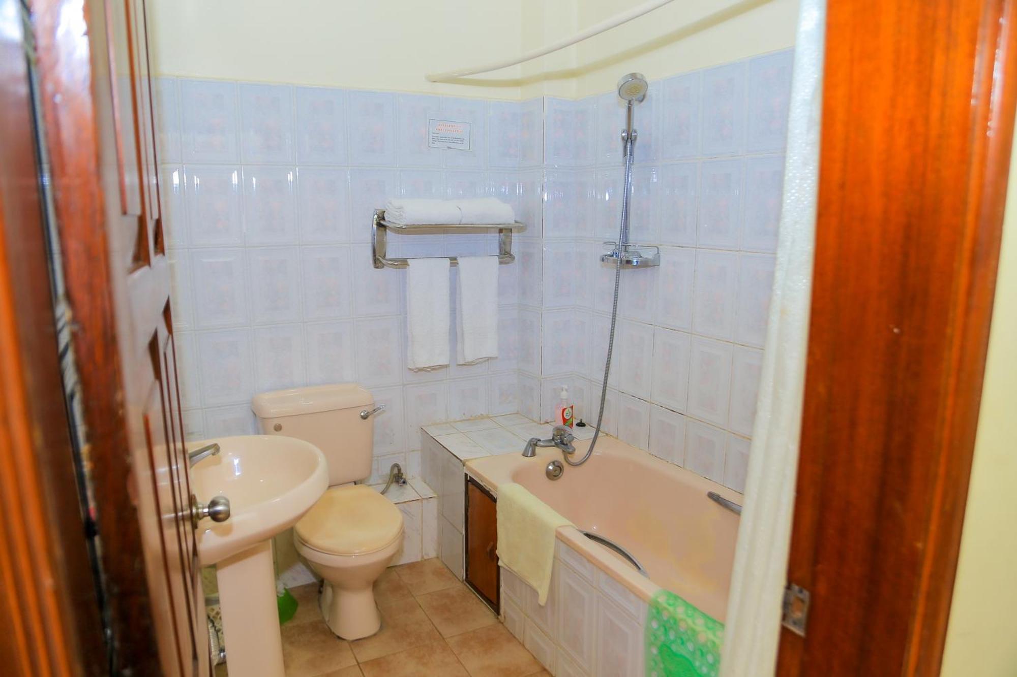Shangri-La Hotel Muyenga Bugolobi Экстерьер фото