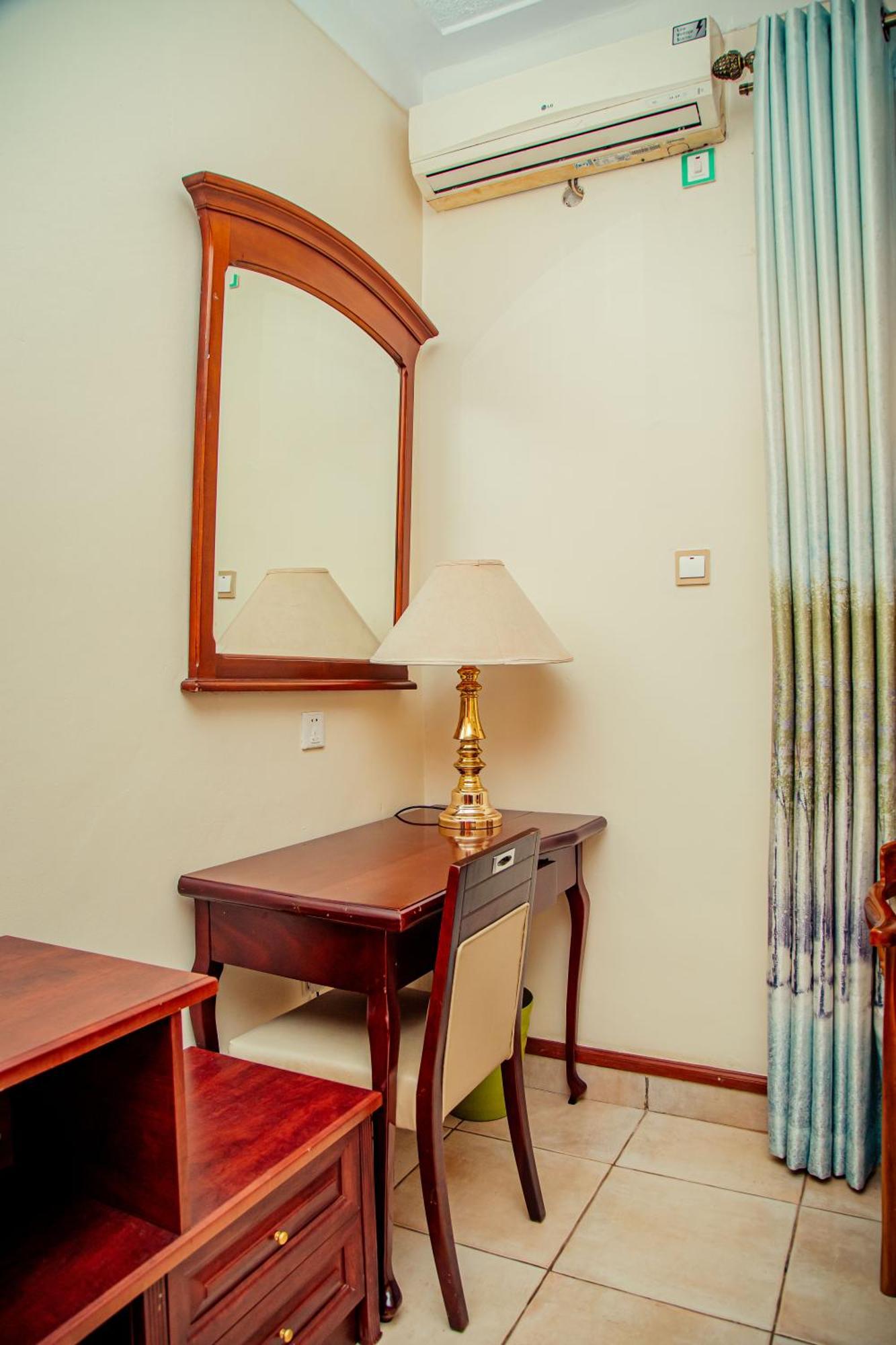 Shangri-La Hotel Muyenga Bugolobi Экстерьер фото