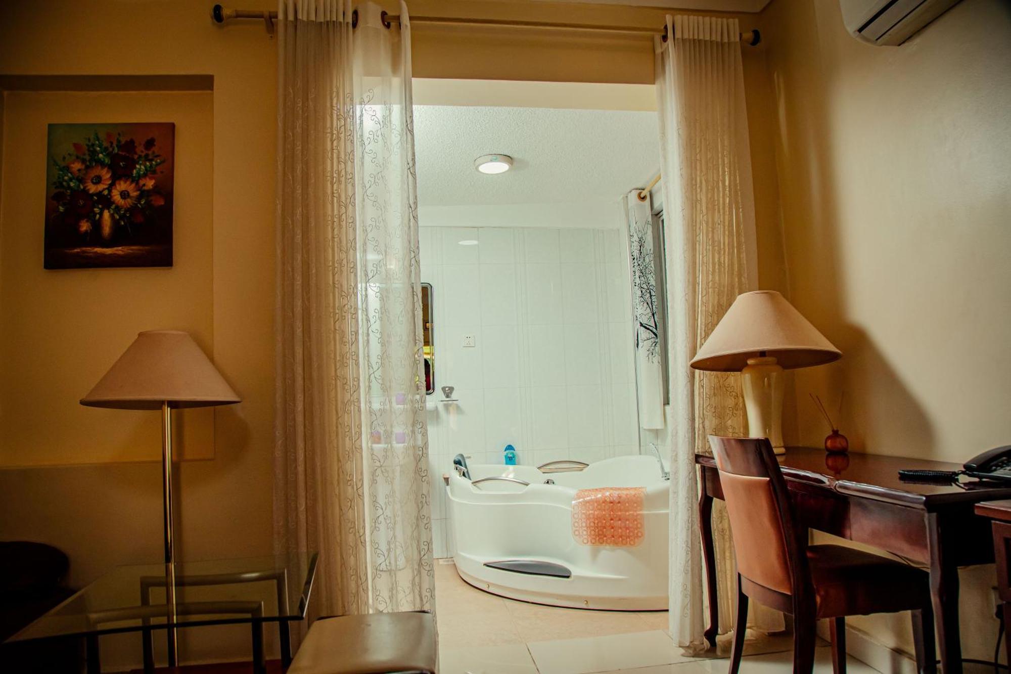 Shangri-La Hotel Muyenga Bugolobi Экстерьер фото