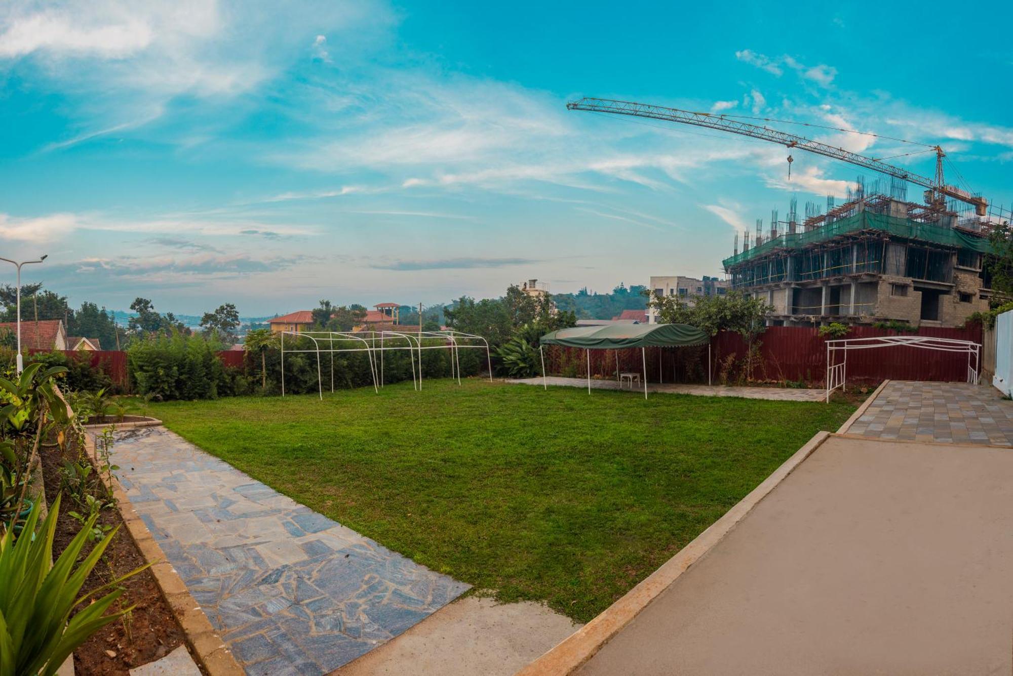 Shangri-La Hotel Muyenga Bugolobi Экстерьер фото